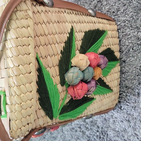 Woven basket - Picture 2 of 5